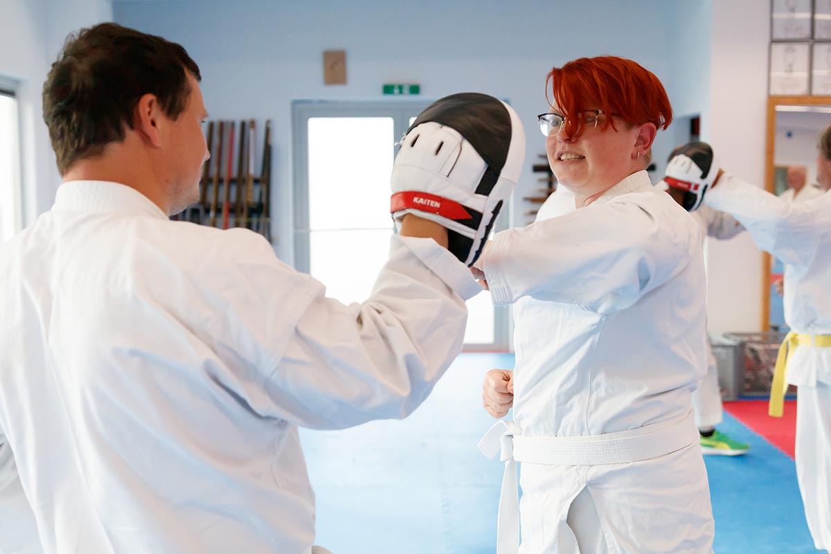 Karate Training Erwachsene Anfänger Unterstufe 9. Kyu Weißgurt